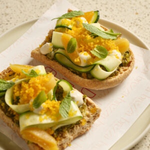 Bottarga, zucchine, mandorla e albicocca confit