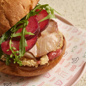 Panino all' olio carpaccio di ricciola, cipolla croccante, mostarda di prugne e rucola