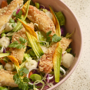 Nizzarda con gamberi croccanti, ortaggi e legumi di stagione