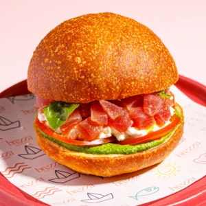 Panino all’olio, tartare di tonno, stracciatella, pomodoro ed emulsione di basilico