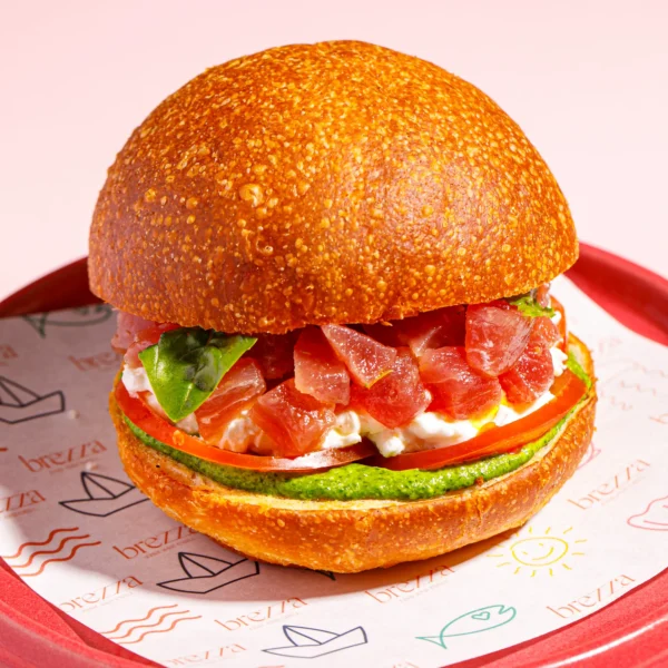 Panino all’olio, tartare di tonno, stracciatella, pomodoro ed emulsione di basilico