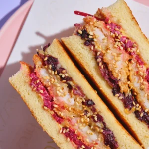 Seandwich con cotoletta di gamberi, salsa al sesamo, radicchio e rapa rossa