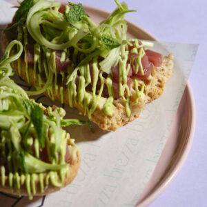 Tartare di tonno, puntarelle, crema di burro affumicato, menta
