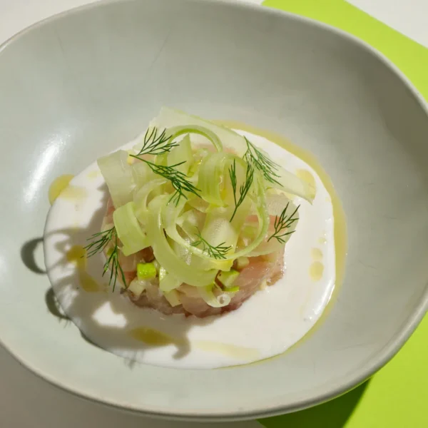 Tartare di cernia, latte di cocco, sedano, mela verde, lime, dragoncello e olio al peperoncino