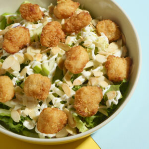 Caesar salad di dentice fritto, misticanza, sedano, salsa caesar, mela verde, mandorle tostate e uvetta