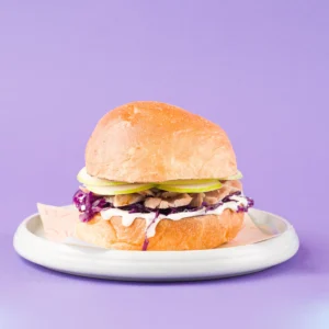 Panino all’olio, tataki di ricciola, mayo alle ostriche, cavolo viola e mela verde