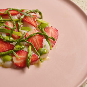 Carpaccio di cernia, asparagi, fragole, emulsione di finocchietto