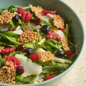 Insalata di baccalà, finocchio, pakchoi, frutti rossi, sesamo e condimento al balsamico