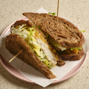 Pane all'orzo a fette, cotoletta di merluzzo , mayo ostriche e dragoncello, mango e scarola