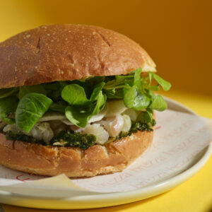 Panino all’olio, tartara di dentice, pesto alle alghe, daikon, mayo ai semi di zucca e valeriana