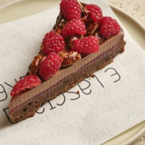 Crostata cioccolato, noci pecan e lamponi