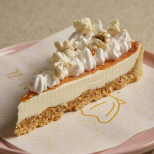 Crostata con crema al formaggio, pop corn e caramello salato