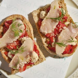 Frisella tataki di Ricciola, peperoni arrosto fragole ed emulsione al sesamo