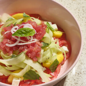 Insalata Calabrese con tartare di tonno, pomodori, pesca, cetrioli, mozzarella e cipolla