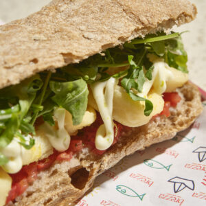 Ciabatta ai semi, calamari fritti,battuto di pomodoro, maionese al bergamotto e rucola