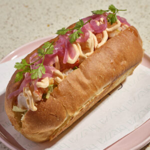 Lobster roll, insalata di astice al burro nocciola, julienne di iceberg e cipolla all'agro e maionese all'astice