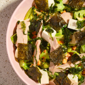 Insalata di tonno, broccoli, edamame, primo sale, nocciole, pak choi, alghe e condimento piccante