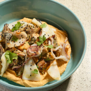 Insalata di calamari, zucca, cardoncelli, sesamo, hummus di ceci e condimento alle alici