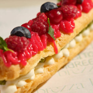 Eclair thé matcha, frutti rossi e cioccolato bianco