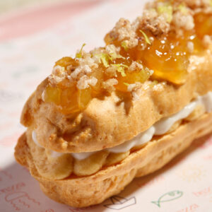 Eclair arachidi, ricotta, pera e grano saraceno